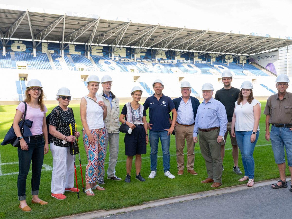 SV98 Geschäftsführer Michael Weilguny (Mitte) führt Presseclub über die neue Haupttribüne
